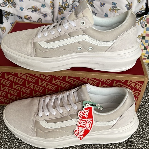 Vans WMNS Old Skool Over
Light Grey/White
VN0A7Q5ELGX
Platforms Sneakers - Picture 3 of 16